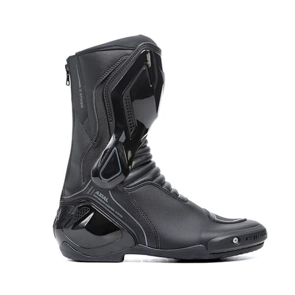 Découvrez notre avis complet sur les bottes Dainese Nexus 2. Robustesse, confort et design pour un look incomparable. Parfaites pour les motards exigeants, disponibles en noir, taille 44 EU.