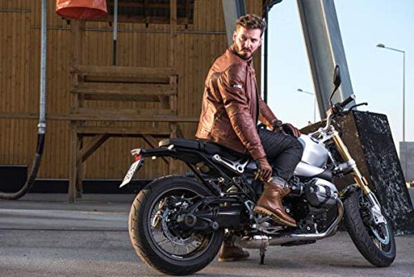 Découvrez l'adhérence et le support des bottes Shima Thomson pour une expérience de conduite moto améliorée.