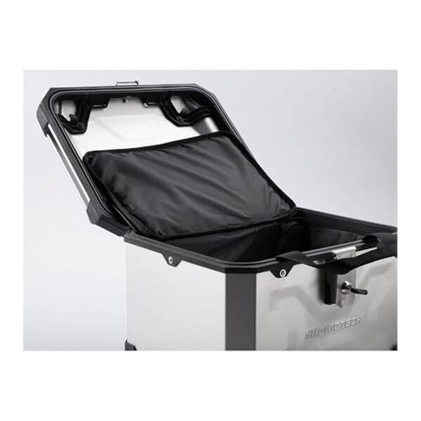 Découvrez notre avis sur le top case SW-Motech TRAX ADV noir : robustesse, capacité et style analysés pour les motards exigeants.